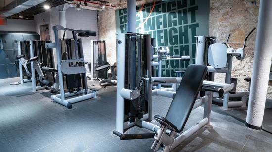 Zona de fuerza del Basic-Fit Universitat, sin personas