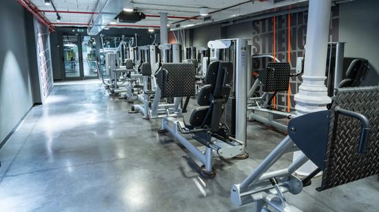 Máquinas de fuerza del Basic-Fit Universitat, sin personas